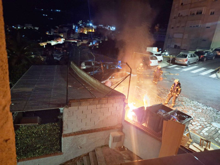 incendio-contenedores-colonia-gatos-004