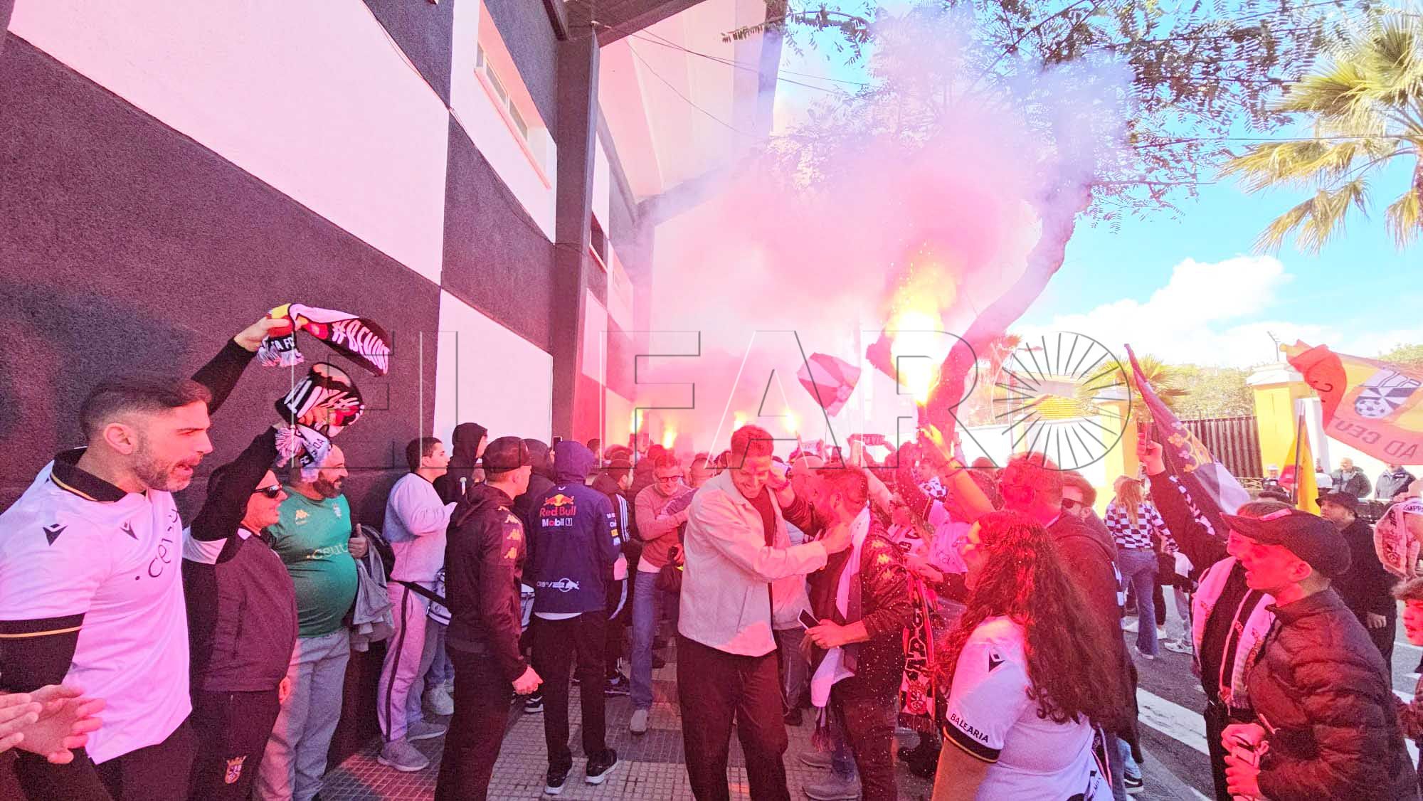 increible-recibimiento-aficion-ceuta-jugadores