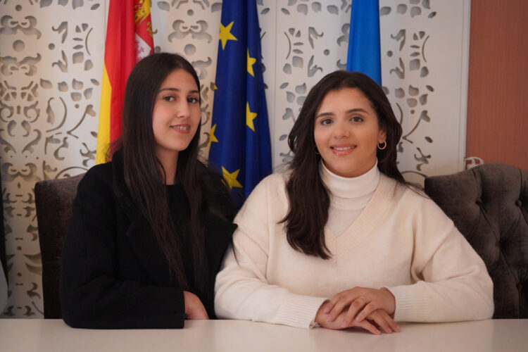insaf-ahmed-nadia-macias-finalizan-practicas-colegio-medicos