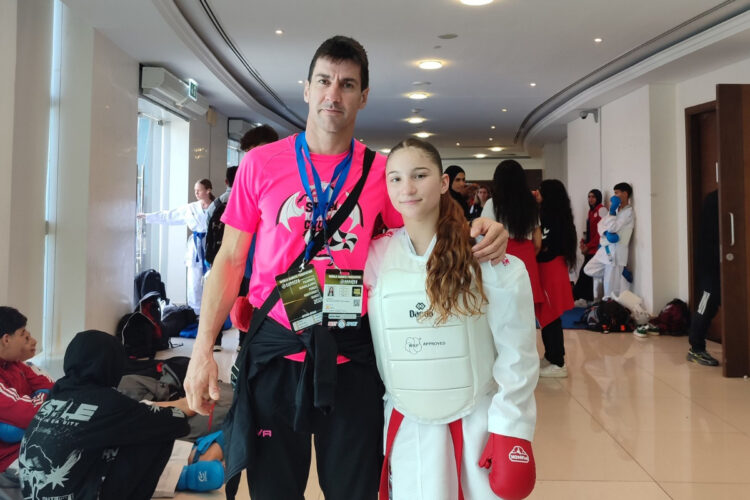 julia-melgar-realiza-gran-trabajo-youth-league-emiratos-arabes-karate-001