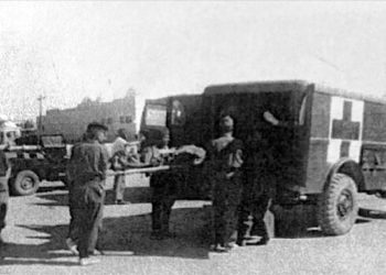 Soldados de sanidad militar introduciendo heridos en una ambulancia en El Aaiún.