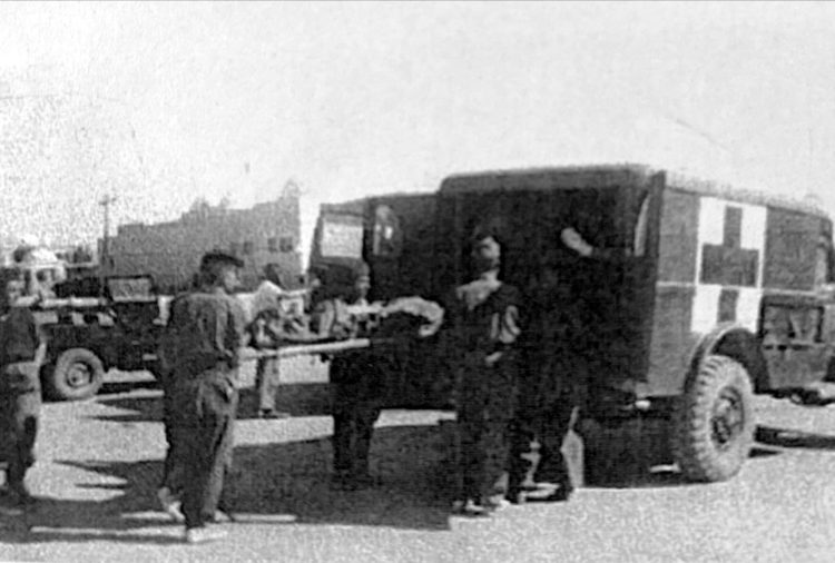 Soldados de sanidad militar introduciendo heridos en una ambulancia en El Aaiún.
