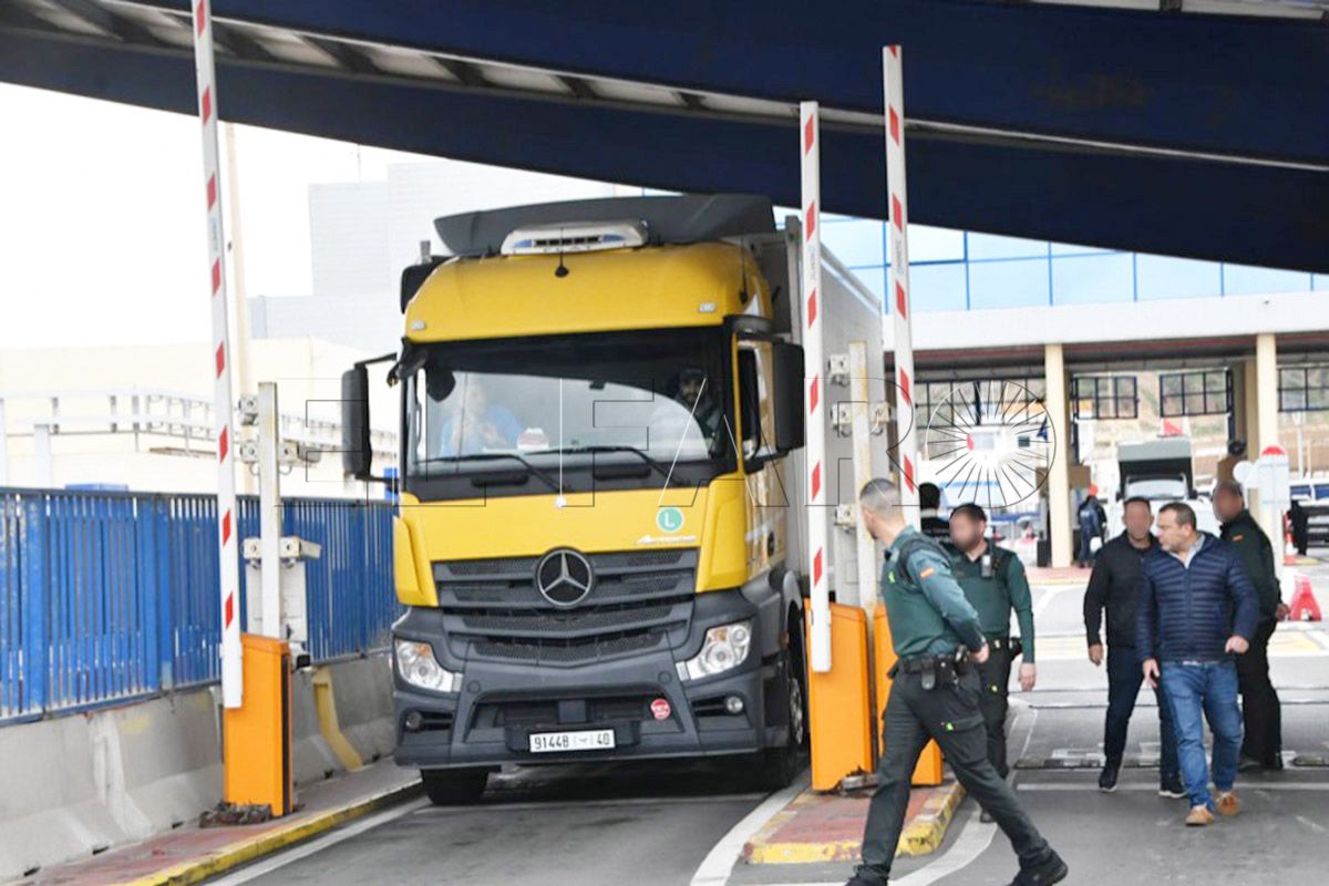 vehiculo-pescado-cruza-marruecos-aduana-comercial-016-portada