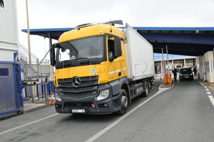 vehiculo-pescado-cruza-marruecos-aduana-comercial-024