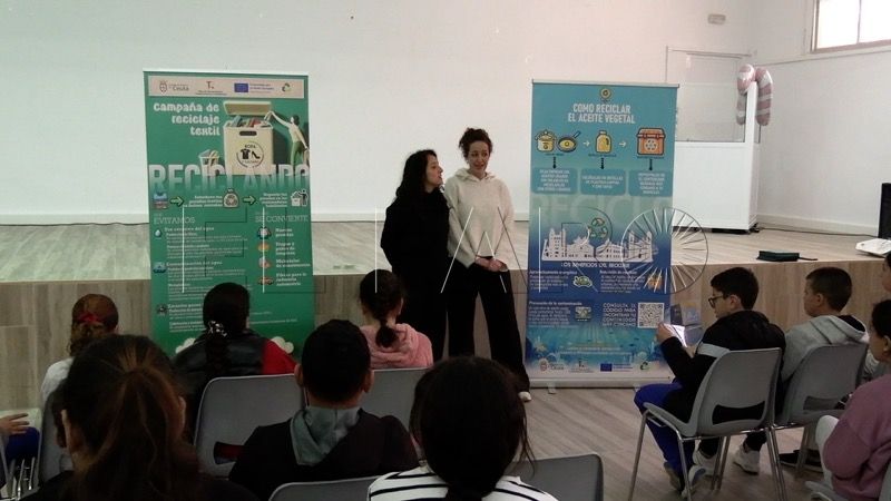 alumnos-principe-felipe-aprenden-reciclar-textil-aceite