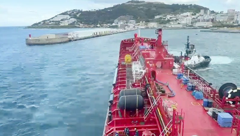 asi-ayuda-remolcador-buque-entrar-puerto