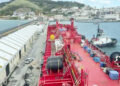 asi-ayuda-remolcador-buque-entrar-puerto