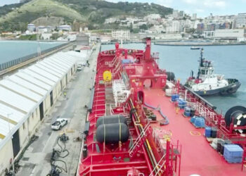 asi-ayuda-remolcador-buque-entrar-puerto
