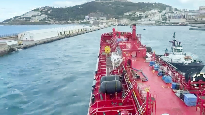 asi-ayuda-remolcador-buque-entrar-puerto