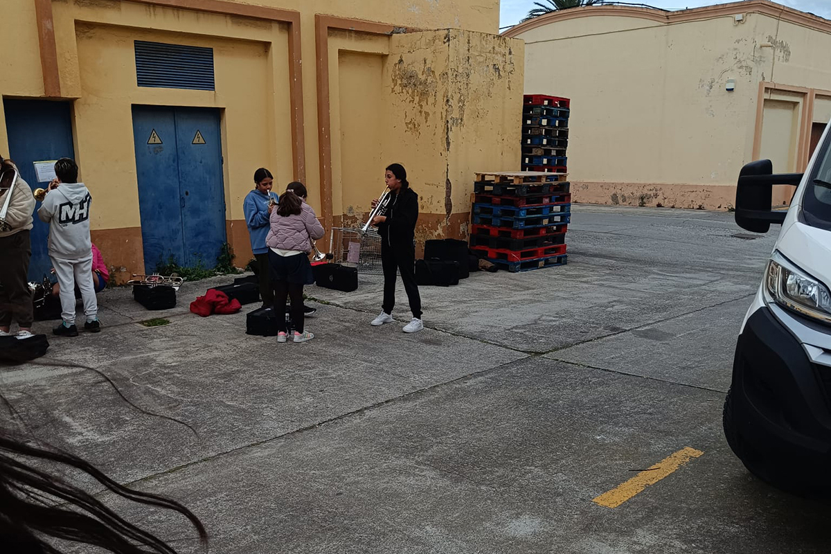 banda-encrucijada-ensayando-bajo-frio-lluvia-001