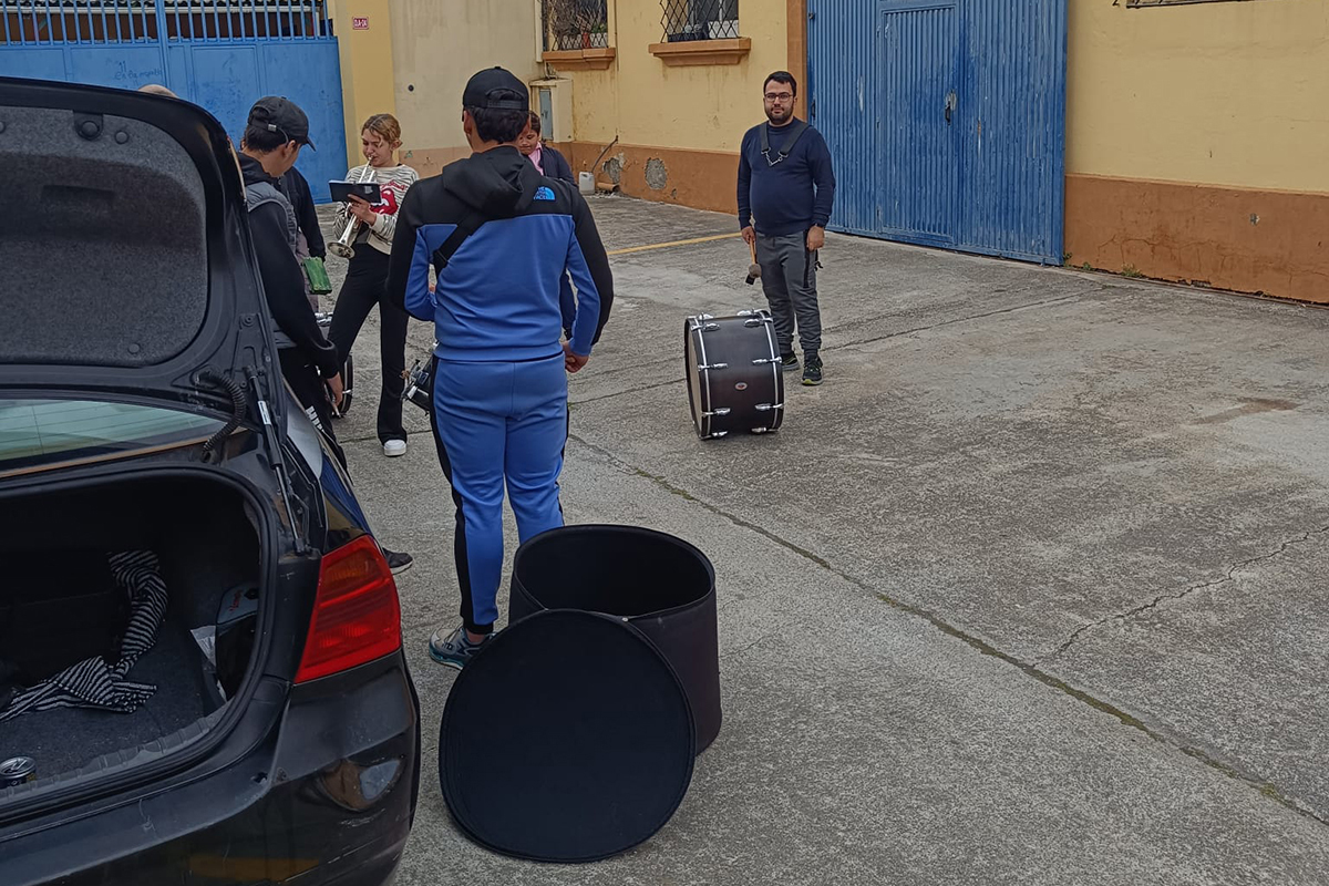 banda-encrucijada-ensayando-bajo-frio-lluvia-002