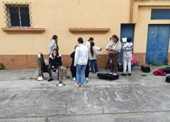 banda-encrucijada-ensayando-bajo-frio-lluvia-003