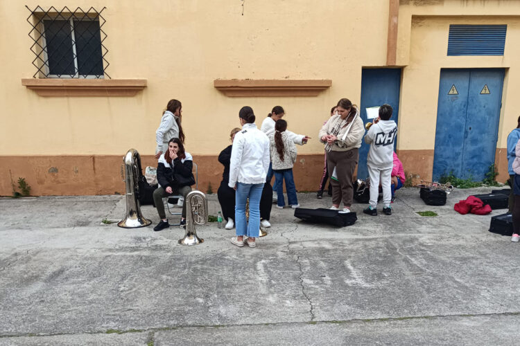 banda-encrucijada-ensayando-bajo-frio-lluvia-003
