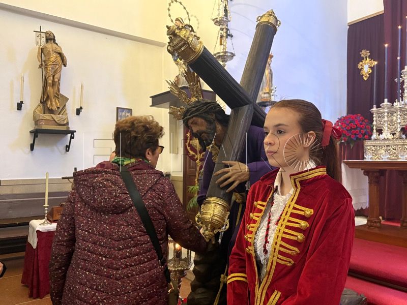 besamanos-acerca-semana-santa-amargura