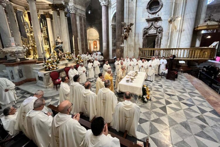 emotiva-celebracion-eucaristica-obispo-zornoza-conmemora-bodas-oro-sacerdotales
