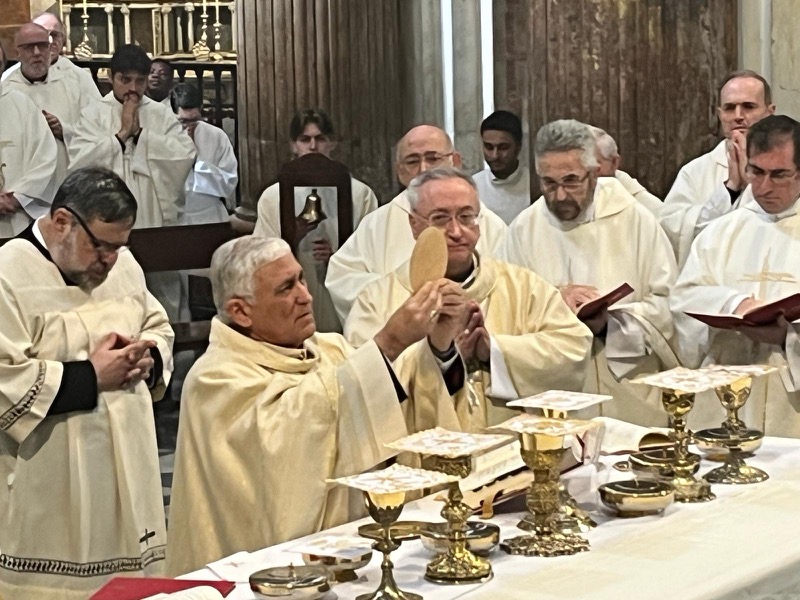 emotiva-celebracion-eucaristica-obispo-zornoza-conmemora-bodas-oro-sacerdotales-006