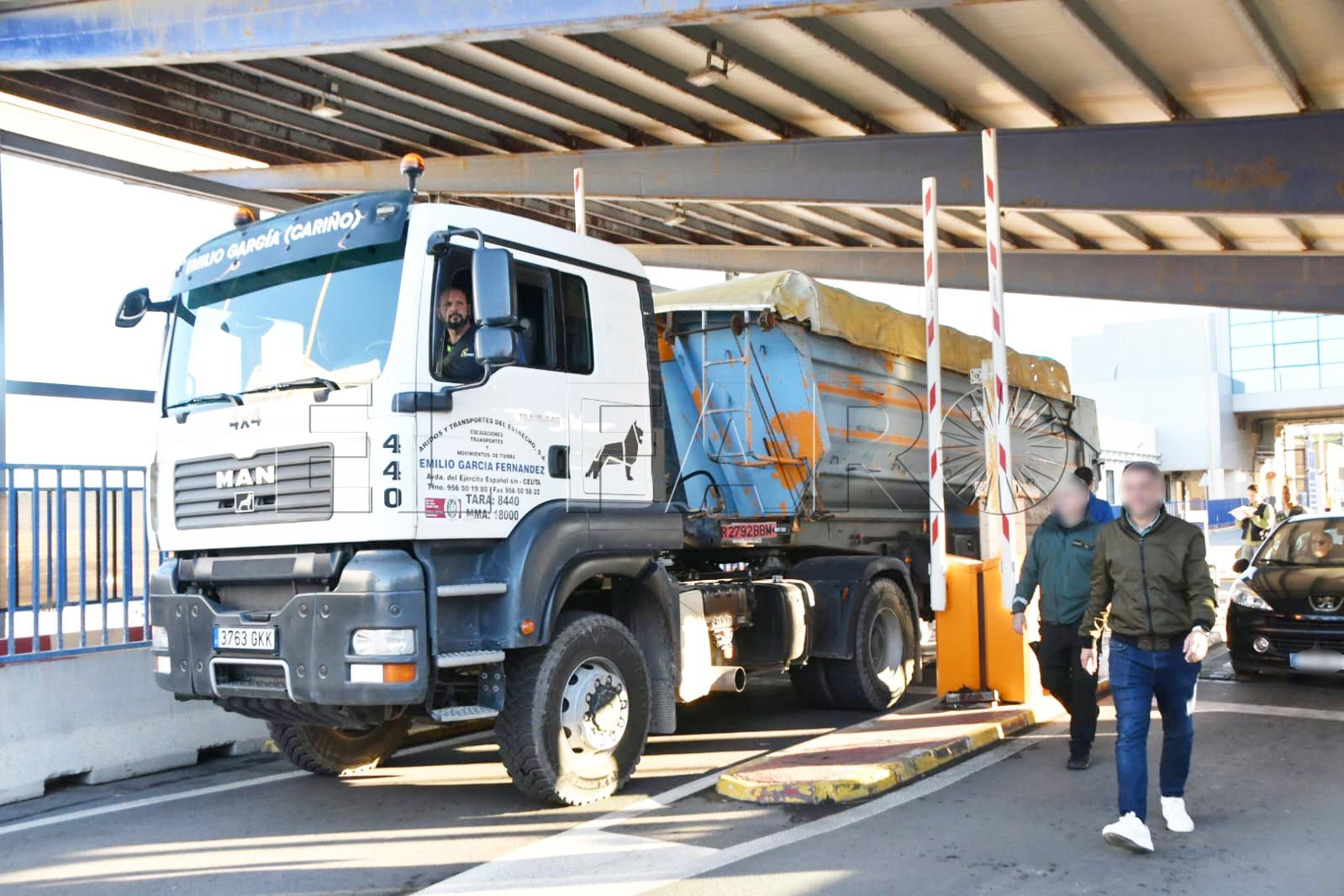 entra-ceuta-primer-camion-aridos-aduana-comercial-12