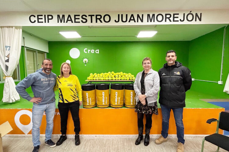 juan-morejon-recibe-400-pelotas-tenis-ftc