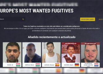 manos-manchadas-sangre-policia-busca