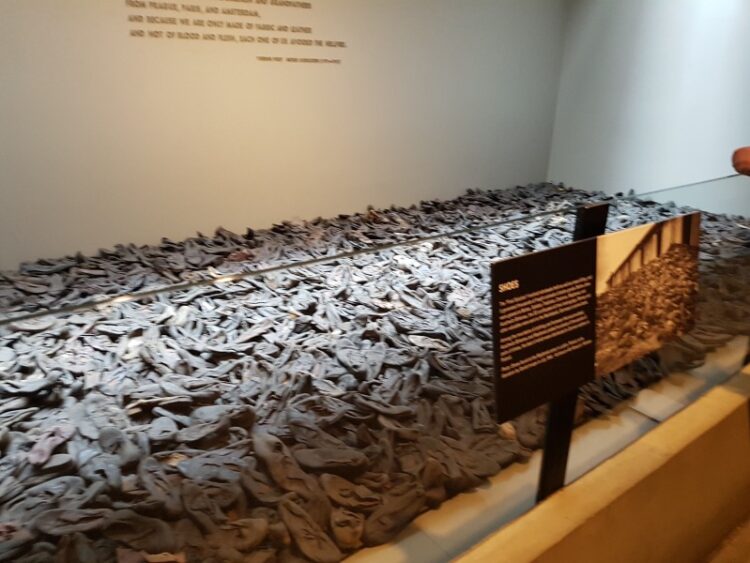 nadie-engane-recuerdo-holocausto-genocidio-perpetra-005
