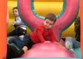 ninos-celebran-final-ramadan-colchonetas-manualidades-002