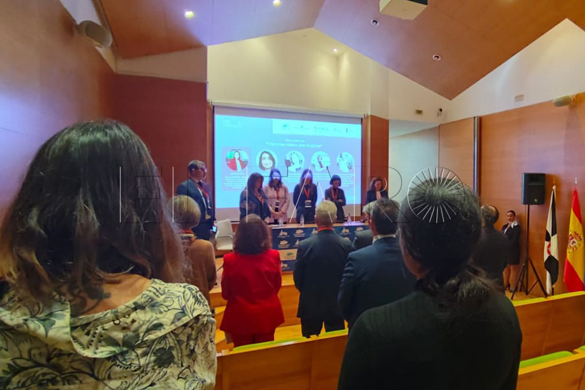 sector-portuario-se-sienta-mesa-debatir-mujer-silencio-001
