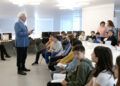 alumnos-mare-nostrum-conocen-escritor-jose-antonio-pleguezuelos-dia-libro-2025-8