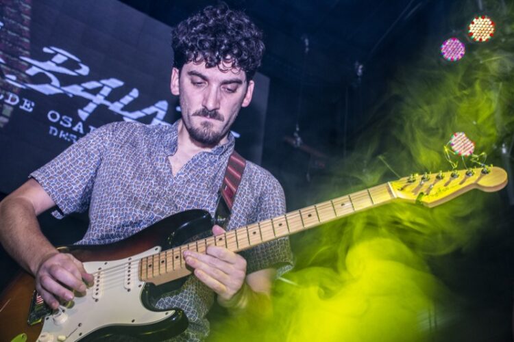 artista-canta-ad-ceuta-roquero-solitario-001