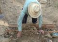 ben-mohamed-75-anos-construye-escaleras-monte-loma-colmenar-4