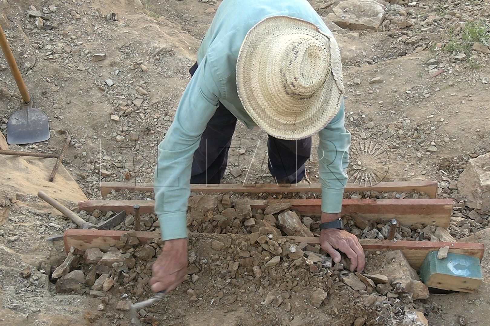 ben-mohamed-75-anos-construye-escaleras-monte-loma-colmenar-4