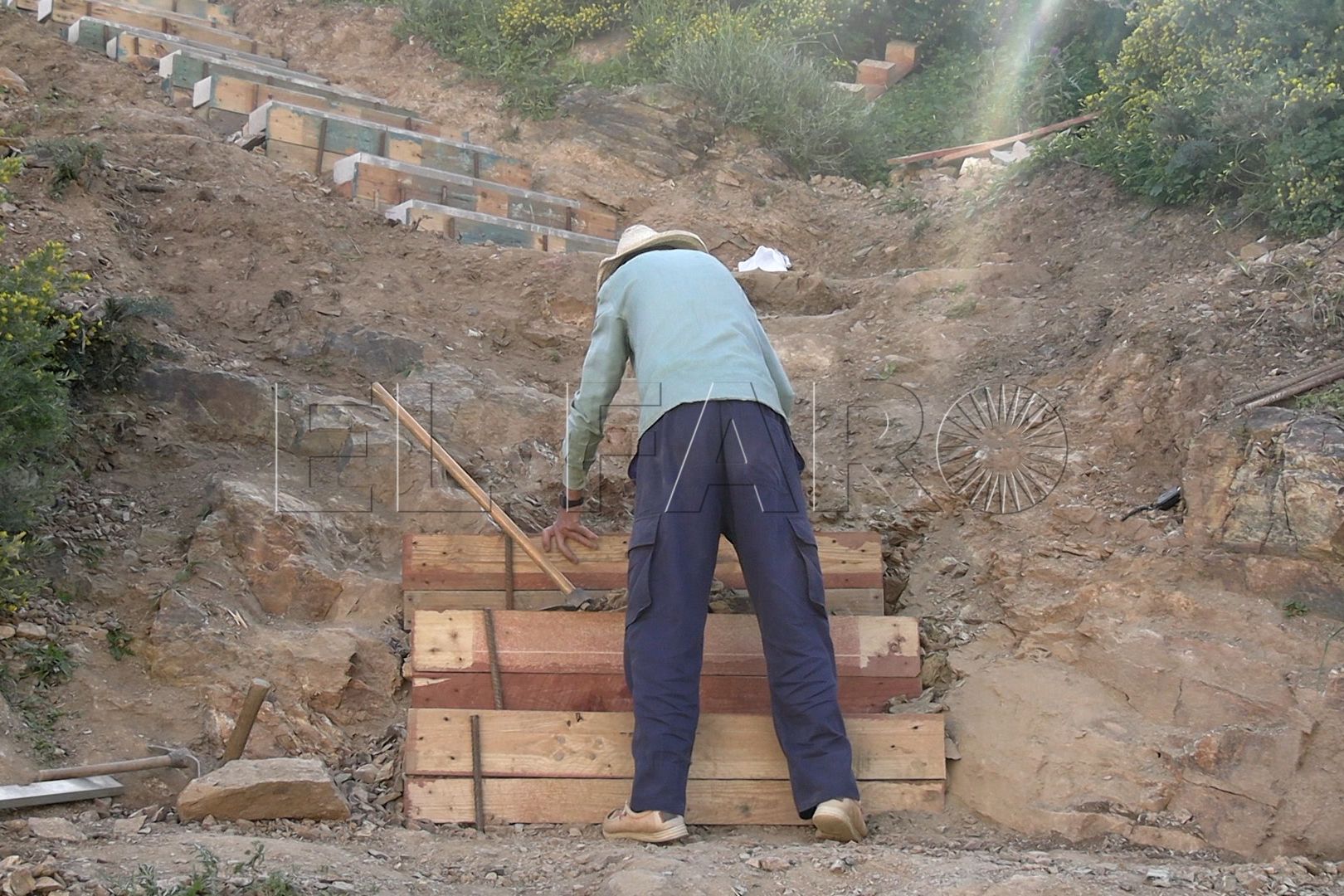 ben-mohamed-75-anos-construye-escaleras-monte-loma-colmenar-7