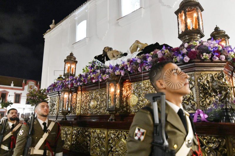 ceuties-acompanan-santo-entierro-emotiva-salida-semana-santa-ceuta-2025-008-portada