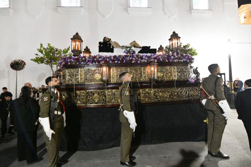 ceuties-acompanan-santo-entierro-emotiva-salida-semana-santa-ceuta-2025-026