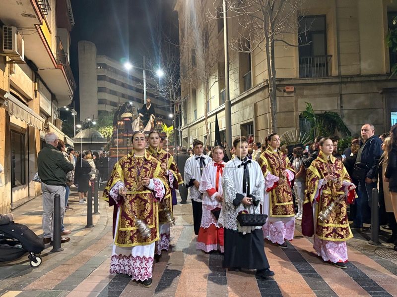 descendimiento-envuelve-madrugada-viernes-santo-semana-santa-2025