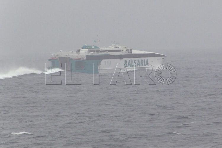 enfrentan-barcos-temporal-olivier-005