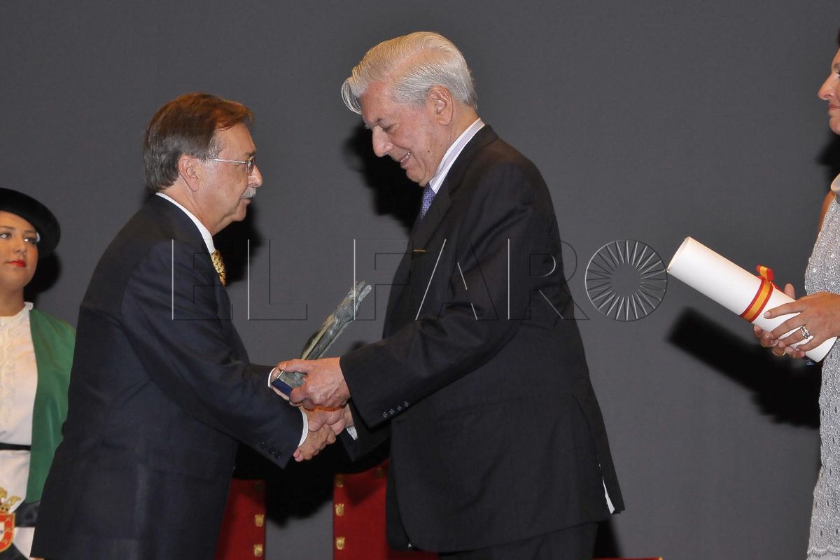 fallece-mario-vargas-llosa-premio-convivencia-ceuta-2013-002