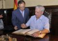fallece-mario-vargas-llosa-premio-convivencia-ceuta-2013-003