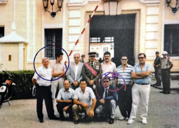 El círculo a la izquierda señala a Gil Torrejón, el otro autor del artículo, junto a soldados del Batallón Exp Tetuán XIV en la puerta del cuartel del Regimiento junto a un oficial, antiguo sargento.