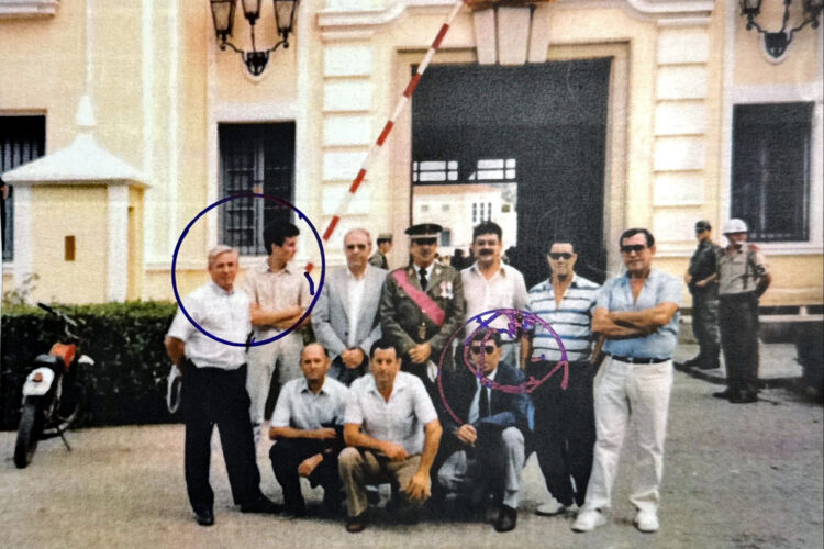 El círculo a la izquierda señala a Gil Torrejón, el otro autor del artículo, junto a soldados del Batallón Exp Tetuán XIV en la puerta del cuartel del Regimiento junto a un oficial, antiguo sargento.