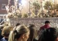 virgen-lagrimas-ayudada-desde-fuera-llegar-templo-2