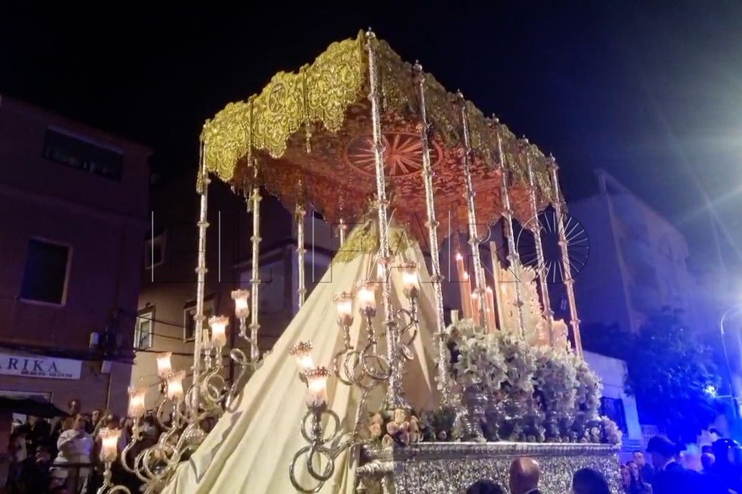 virgen-lagrimas-ayudada-desde-fuera-llegar-templo-4
