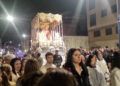 virgen-lagrimas-ayudada-desde-fuera-llegar-templo-6