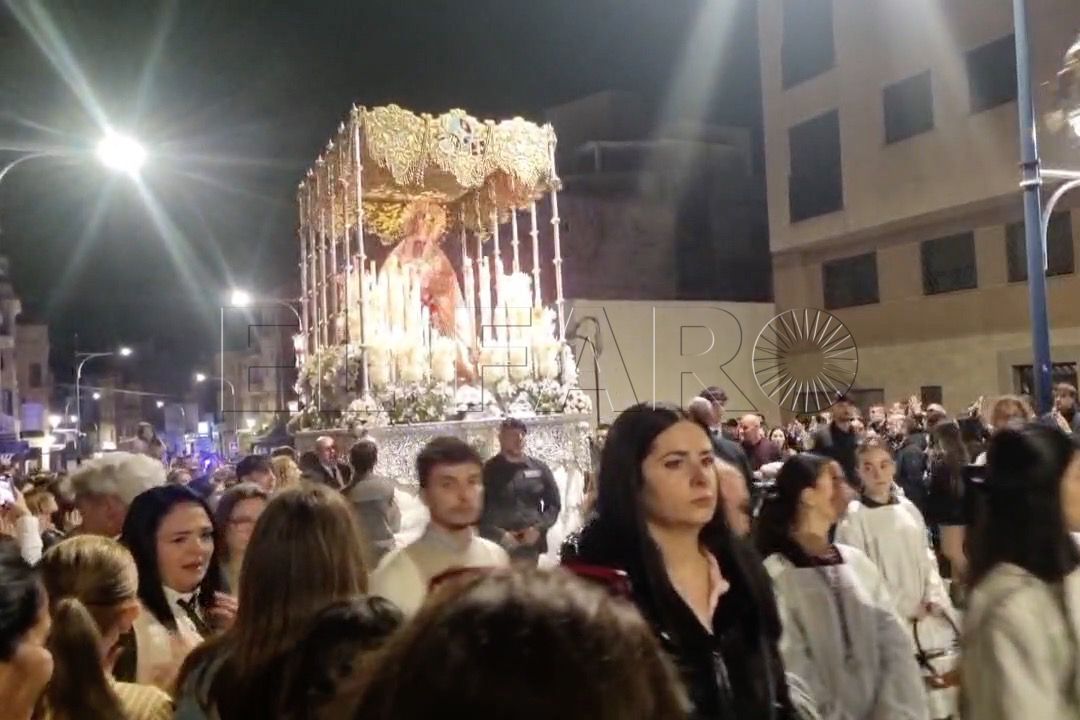 virgen-lagrimas-ayudada-desde-fuera-llegar-templo-6