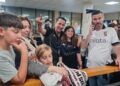 FOTOS-aficionados-esperan-heroes-ascenso-puerto-ad-ceuta