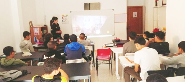 imam-warsh-policia-nacional-talleres-internet-002