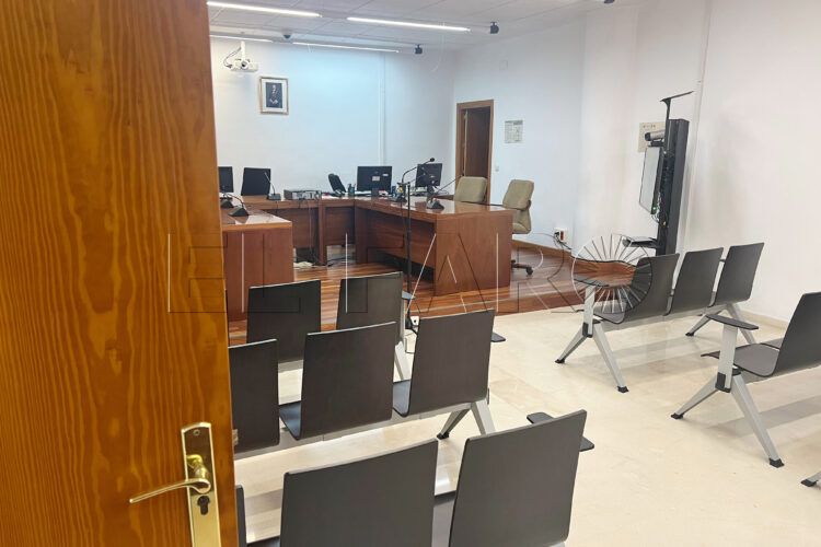 sala-juicio-tribunal-vacia